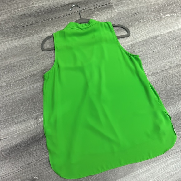 Vince Camuto elegant v-neck blouse - Picture 4 of 5